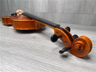 Yamaha VA5 15” Viola with Case, Bows and Shoulder Rest